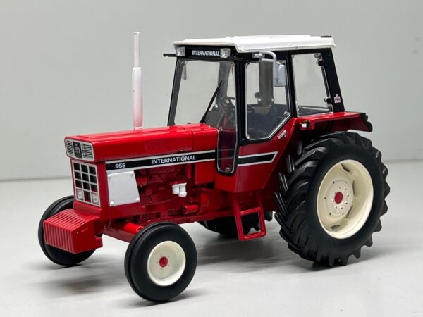 IH 955 2WD 1:32