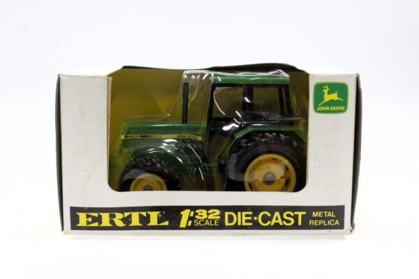 John Deere 3140 tractor - 1:32